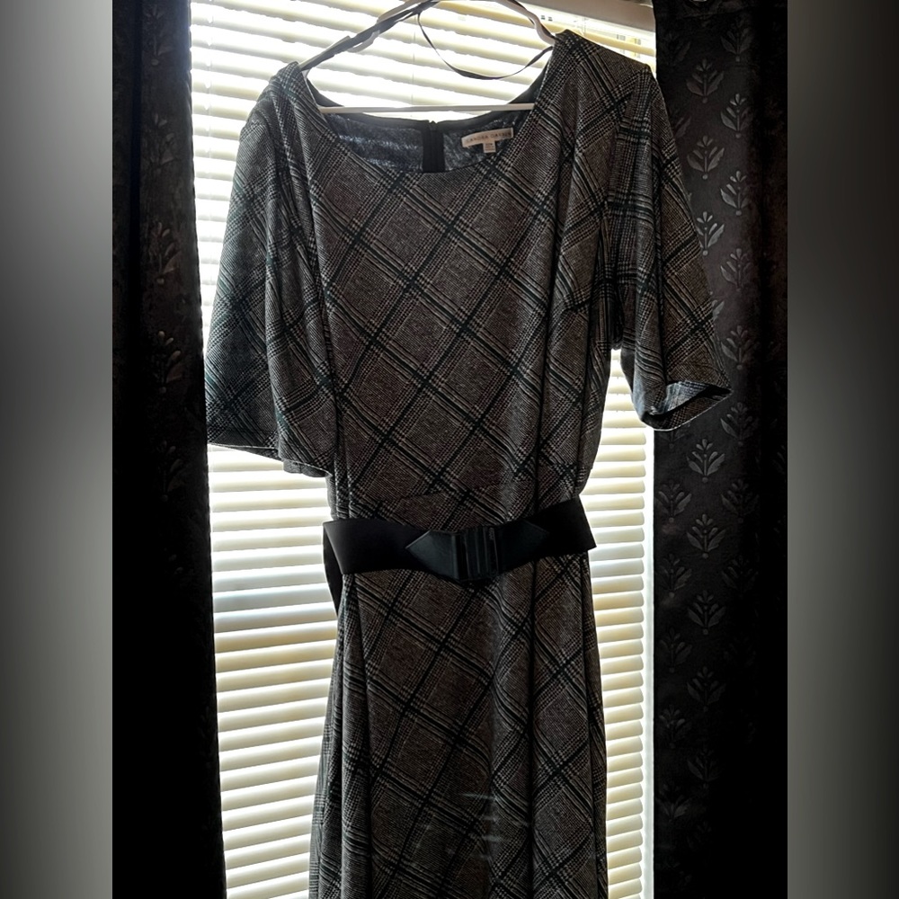 Beautiful formal / casual dress. Very comfortable and accentuating to body shape
